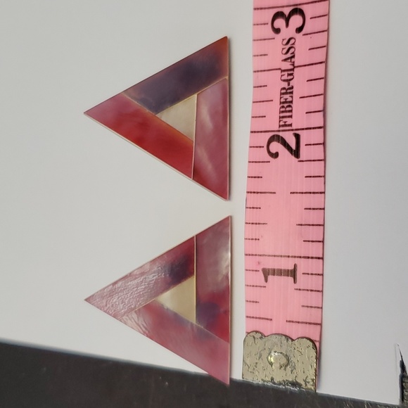 Shell like resin triangle clip on earrings - Picture 4 of 4